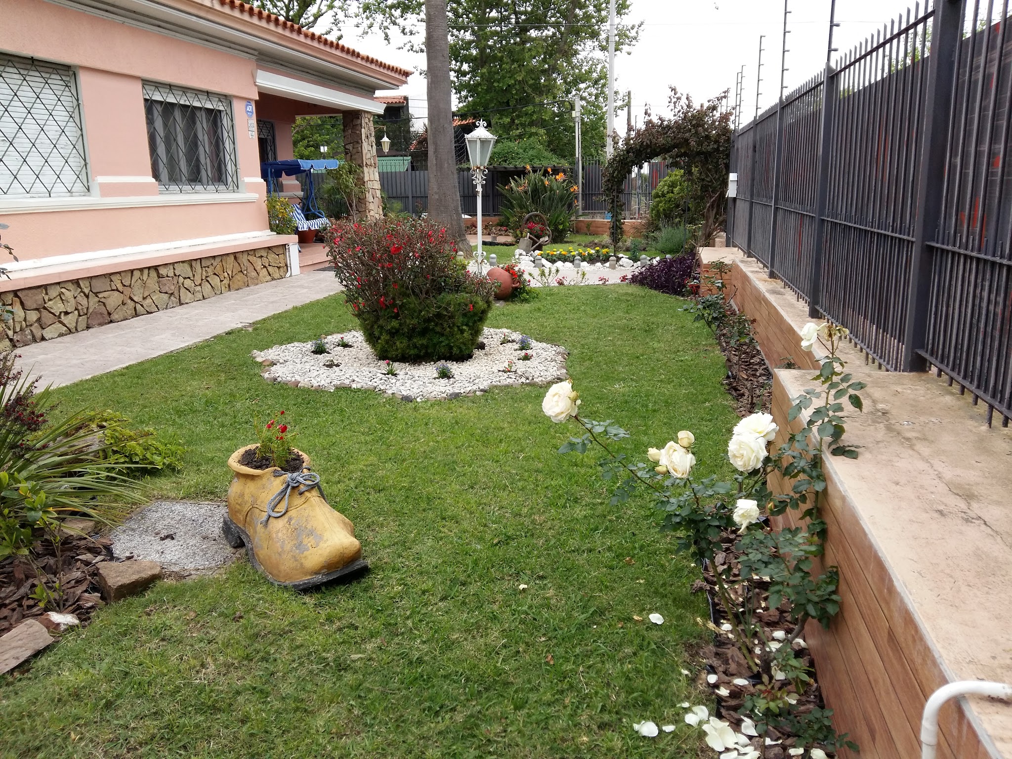 Jardín frontal del hogar de ancianos Rimac en Malvín - entrada principal residencial geriátrico
